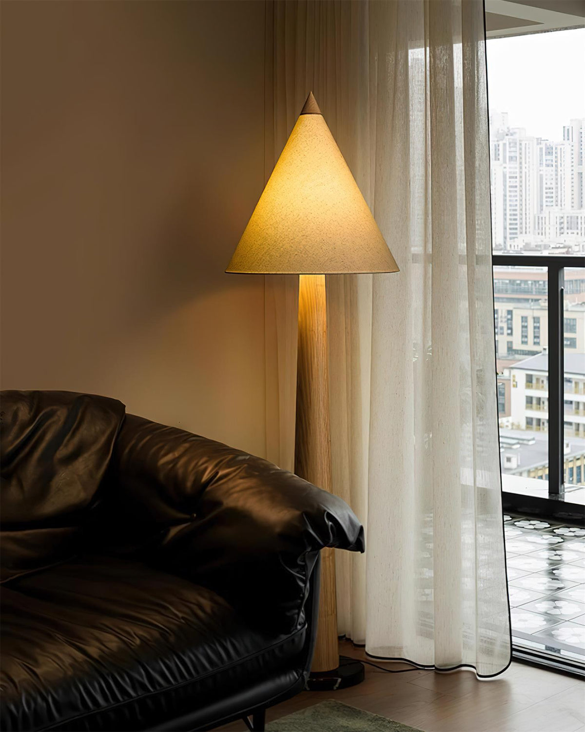 Cone-Gable vloerlamp in walnootkleur