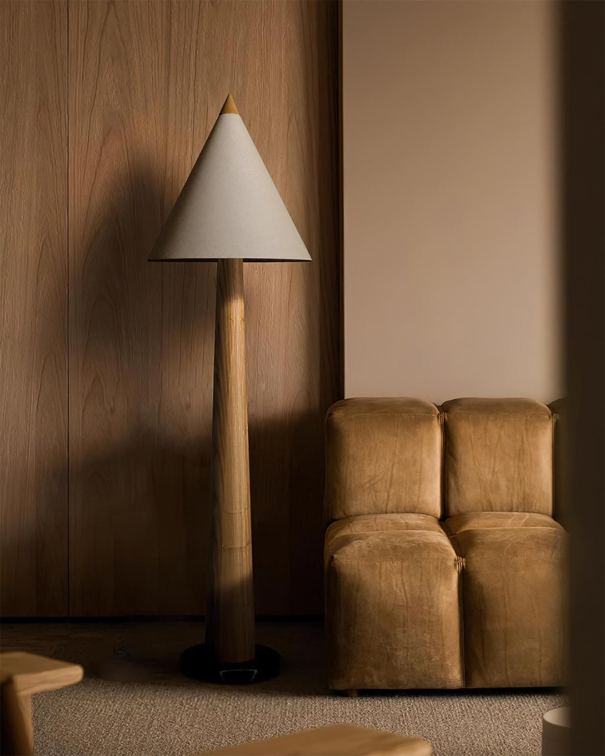 Cone-Gable vloerlamp in walnootkleur