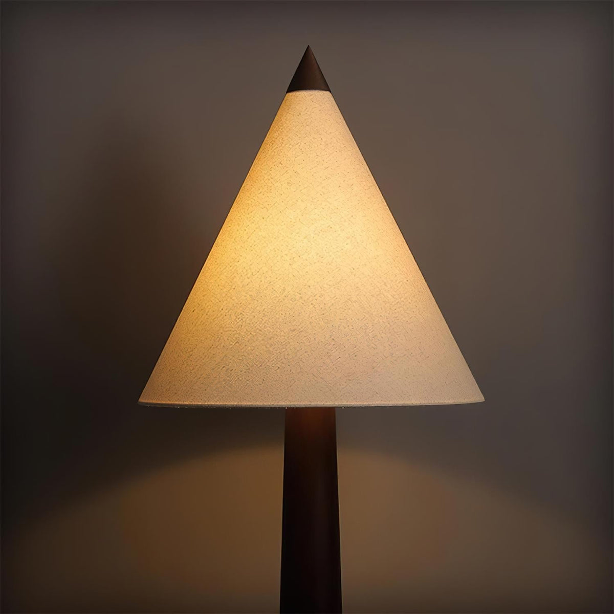Cone-Gable vloerlamp in walnootkleur