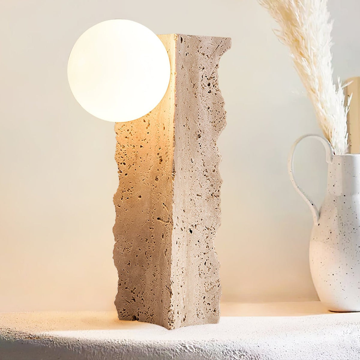 Vyrnora tafellamp van geel travertin