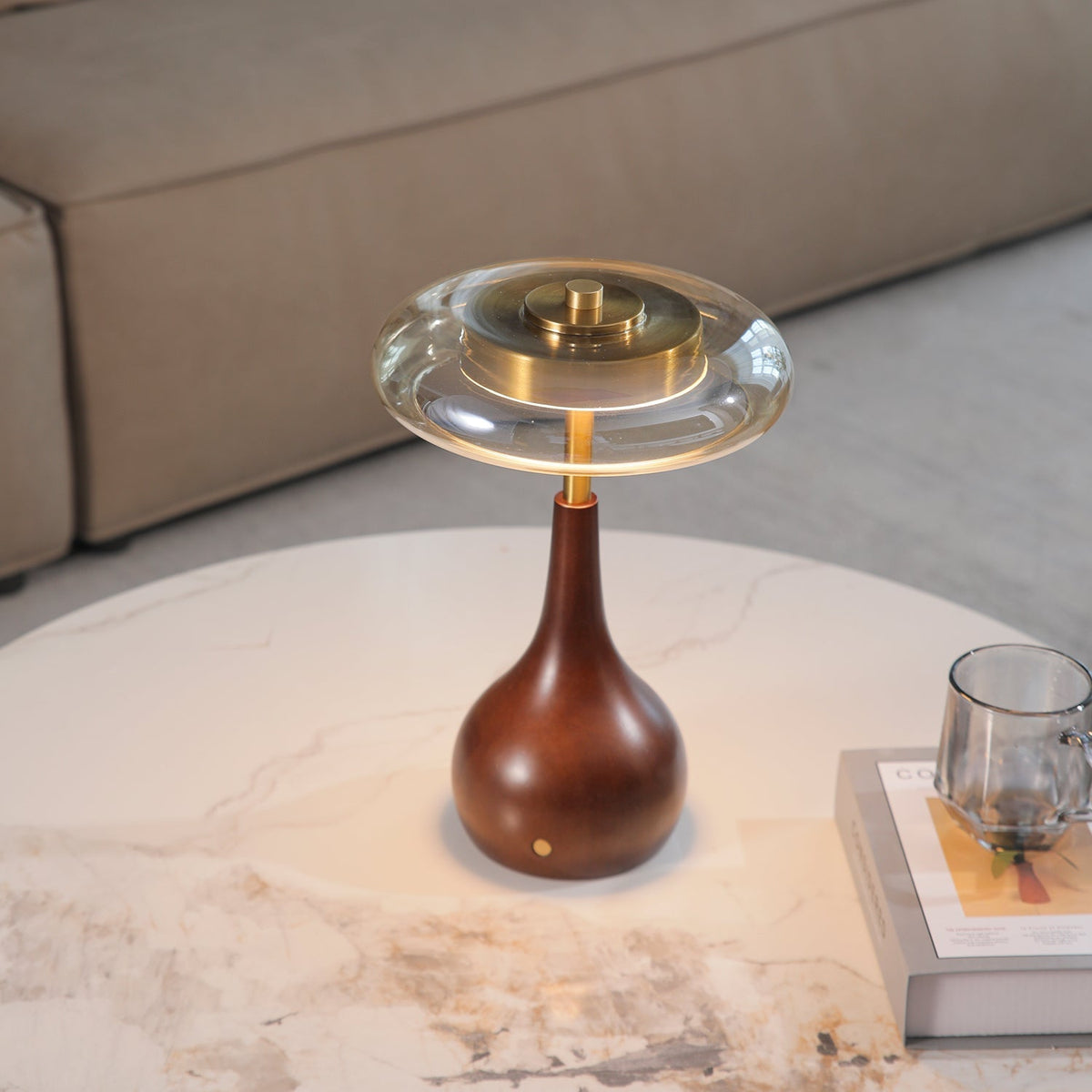 Airdes tafellamp van walnoothout in vintage stijl