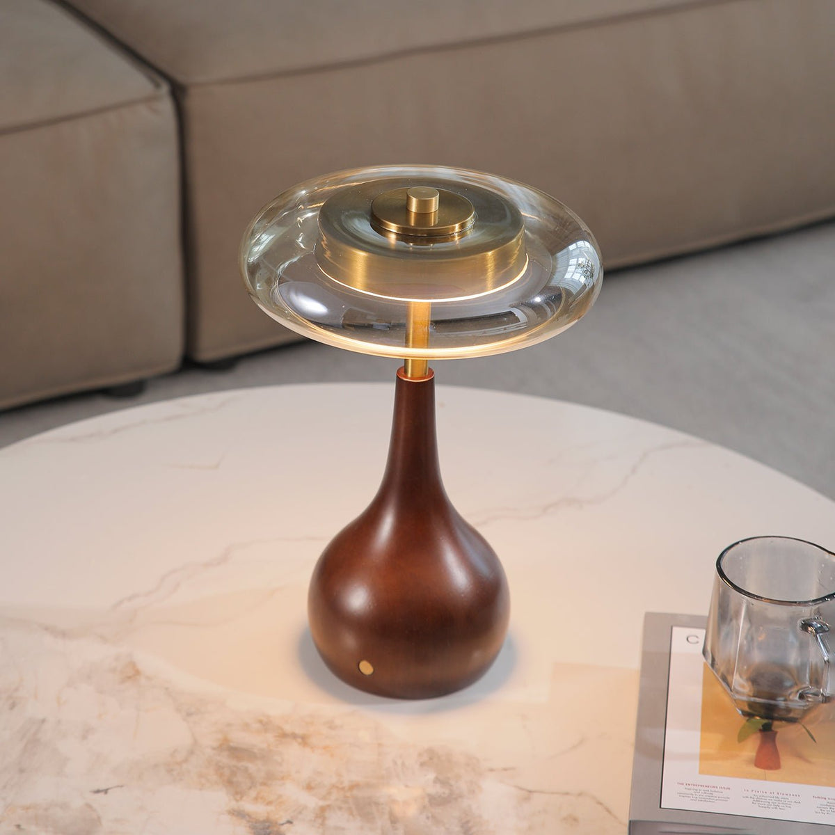 Airdes tafellamp van walnoothout in vintage stijl