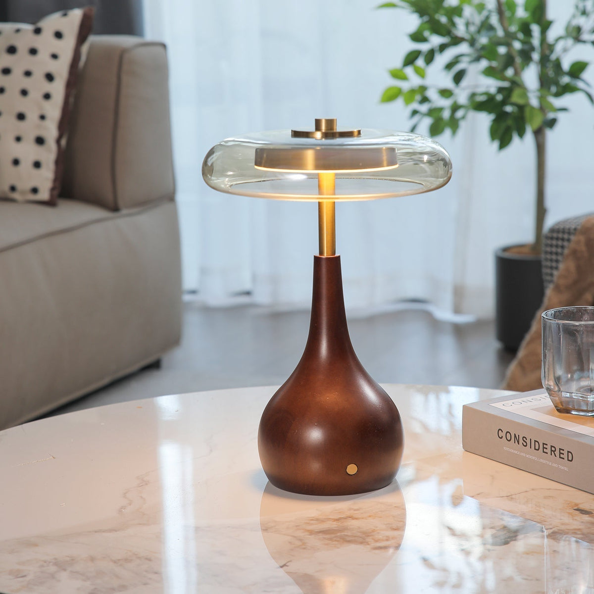 Airdes tafellamp van walnoothout in vintage stijl