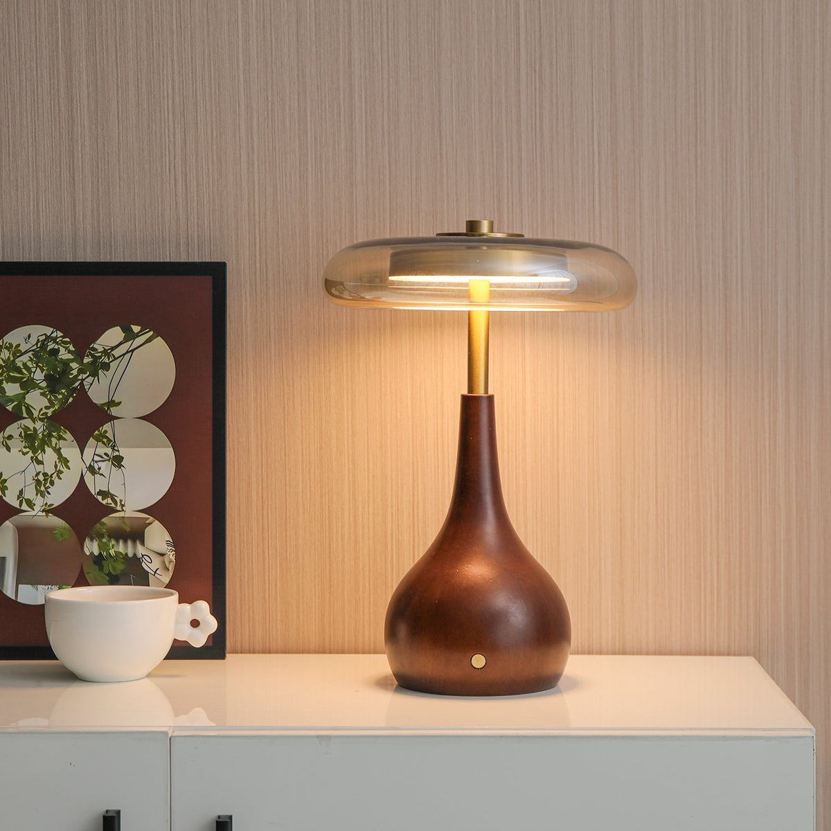 Airdes tafellamp van walnoothout in vintage stijl