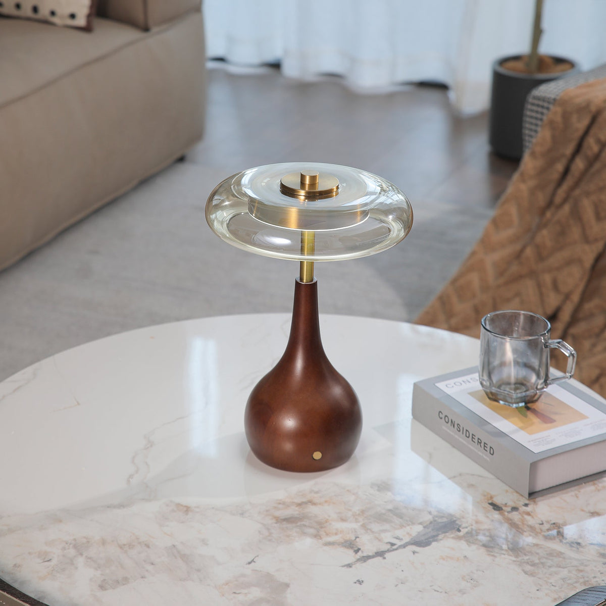 Airdes tafellamp van walnoothout in vintage stijl