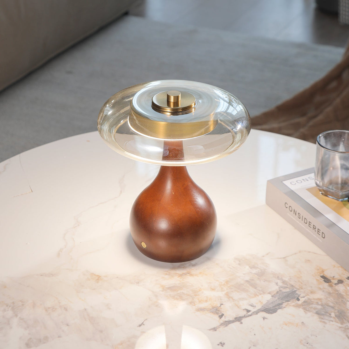 Airdes tafellamp van walnoothout in vintage stijl