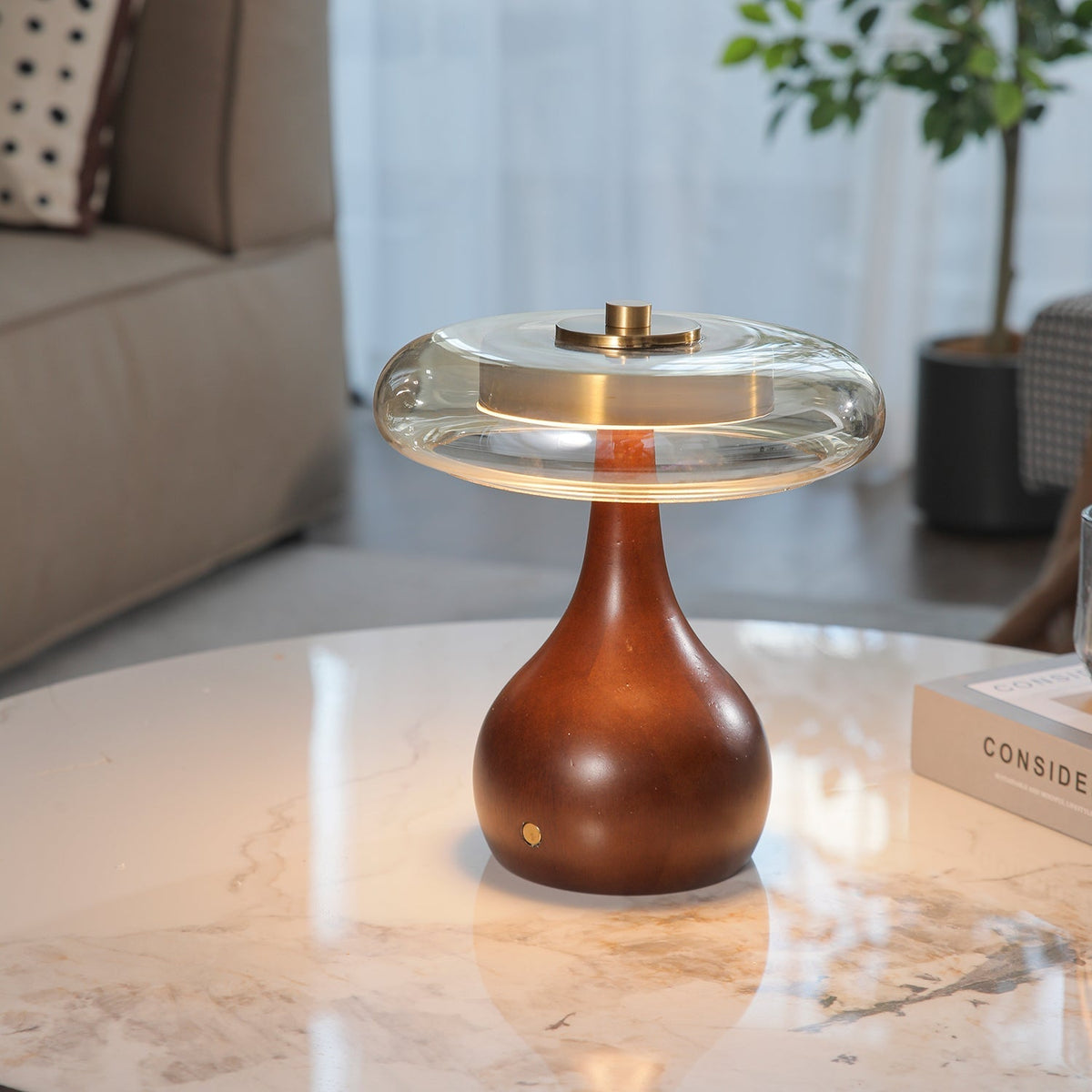 Airdes tafellamp van walnoothout in vintage stijl