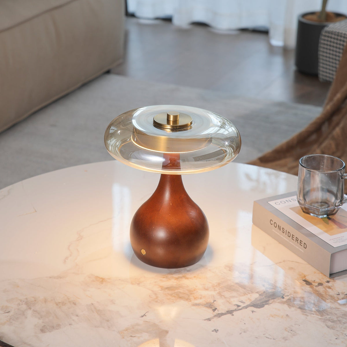 Airdes tafellamp van walnoothout in vintage stijl
