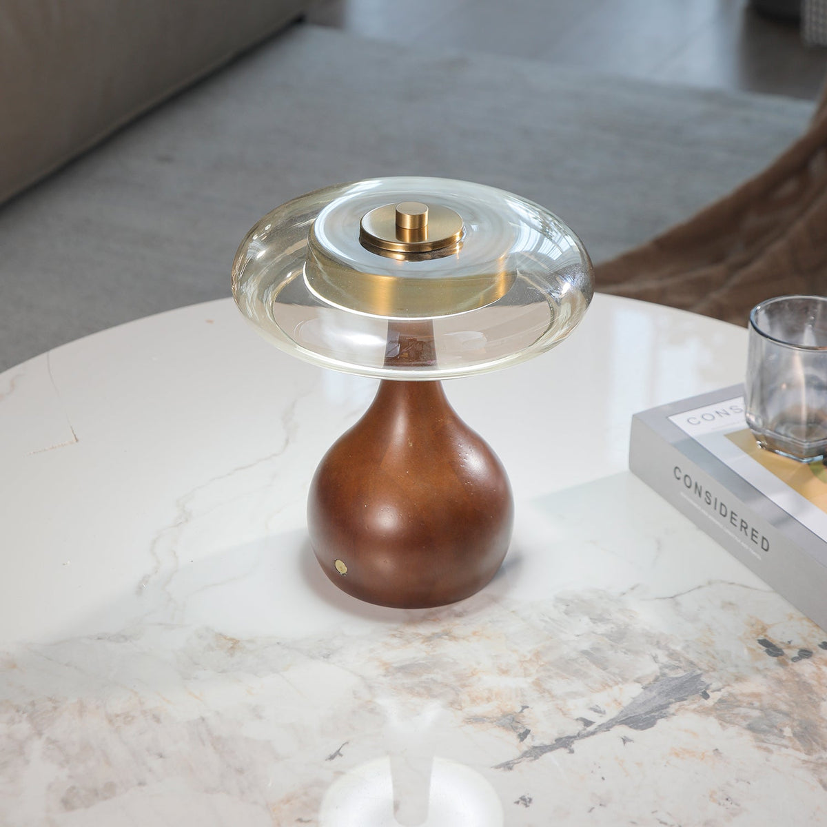Airdes tafellamp van walnoothout in vintage stijl