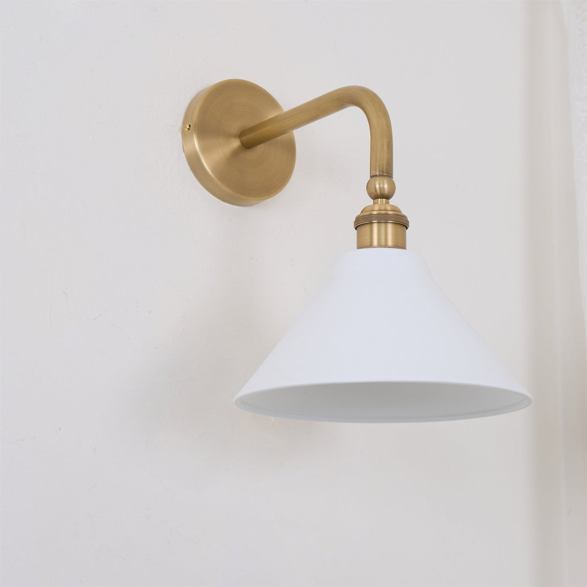 Zaya Minimalistische wandlamp van metaal