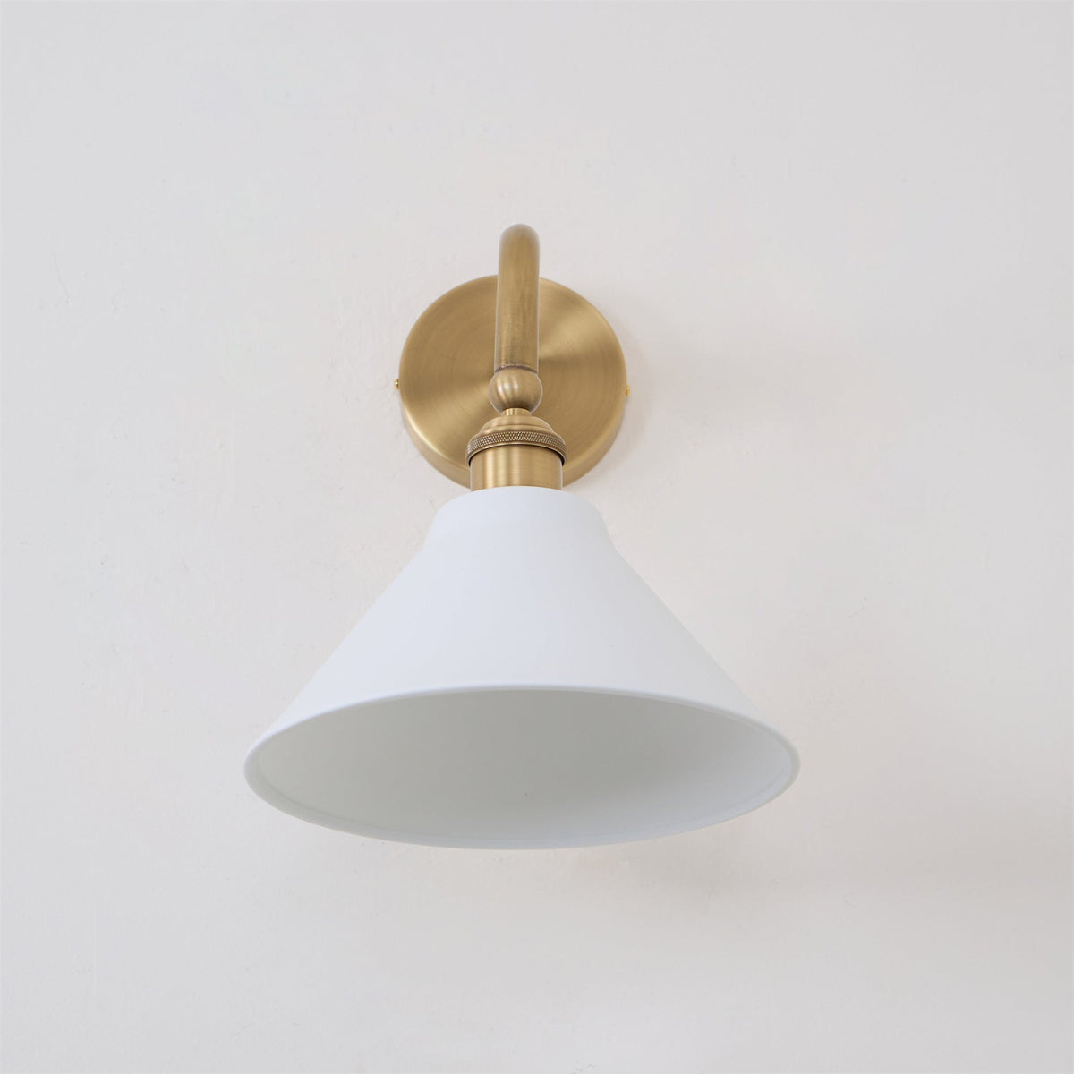 Zaya Minimalistische wandlamp van metaal