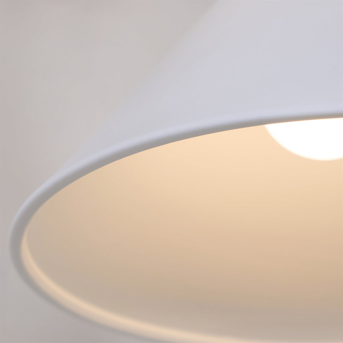 Zaya Minimalistische wandlamp van metaal