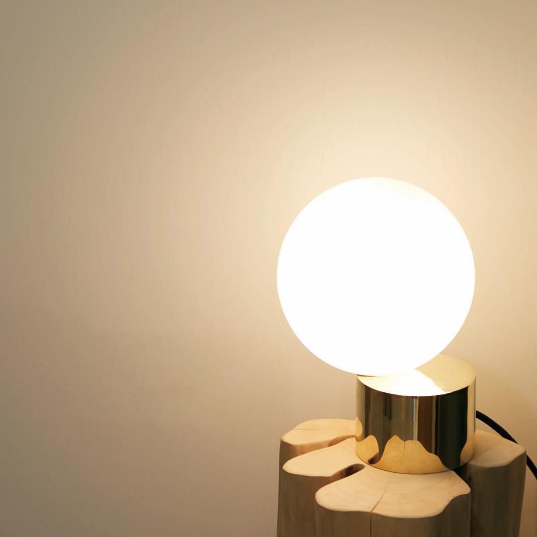 Eiraella tafellamp van glas in goudkleurige afwerking