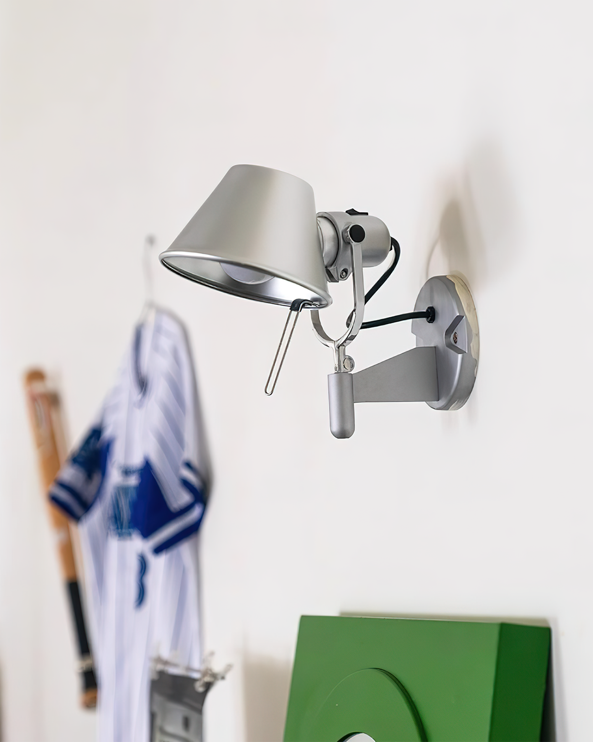 Wandlamp met metalen behuizing en conische kap; verstelbaar modern minimalistisch ontwerp