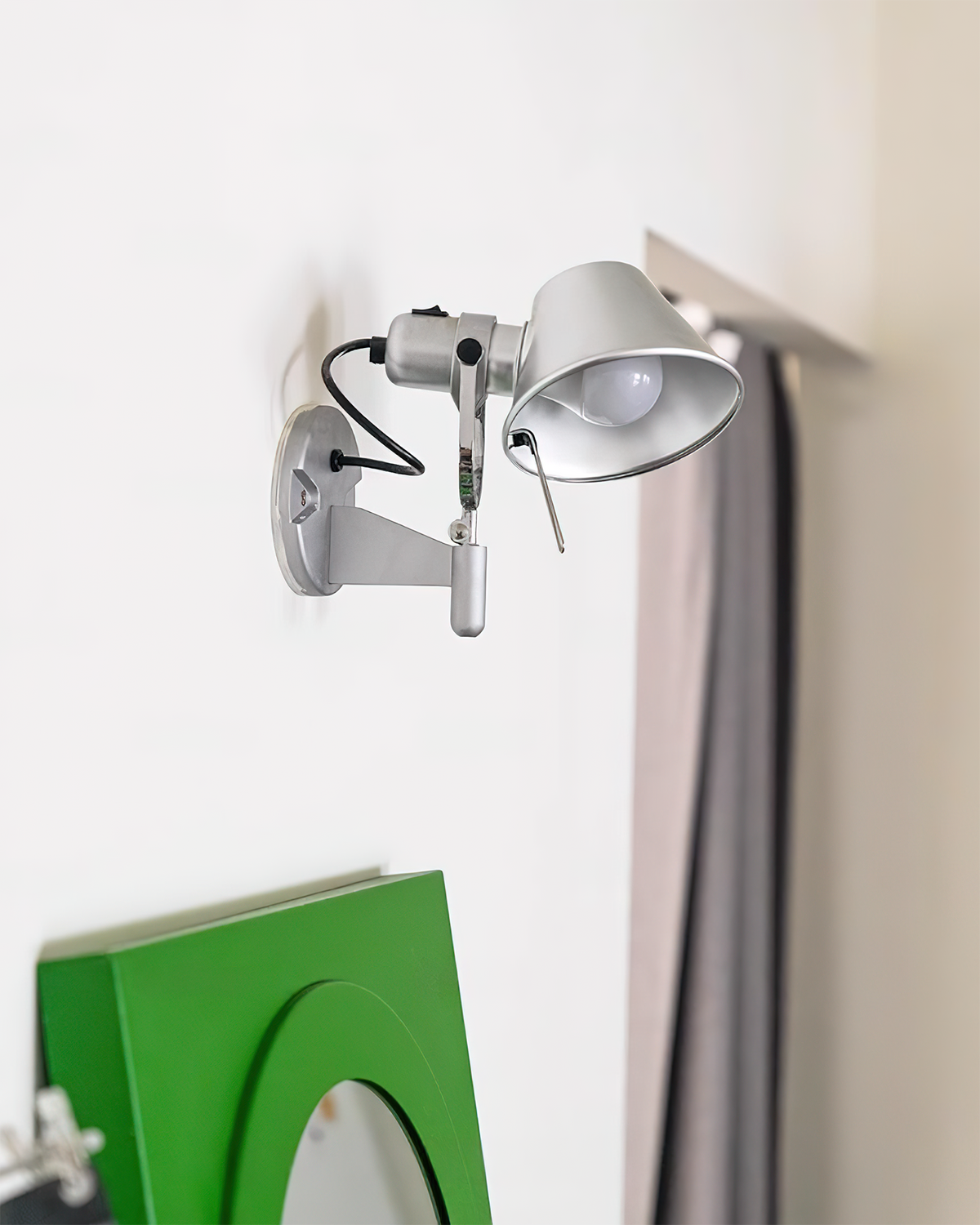 Wandlamp met metalen behuizing en conische kap; verstelbaar modern minimalistisch ontwerp