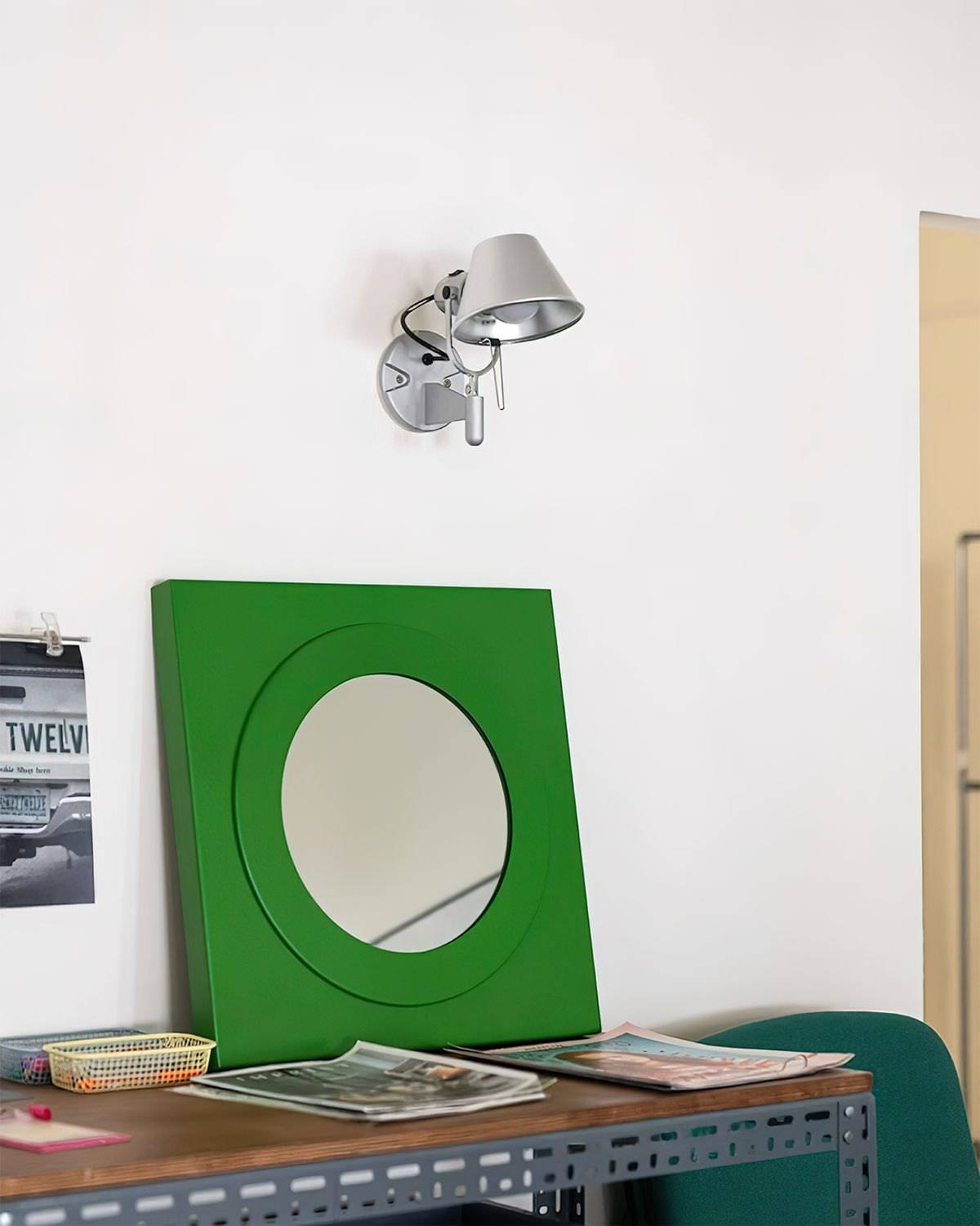 Wandlamp met metalen behuizing en conische kap; verstelbaar modern minimalistisch ontwerp