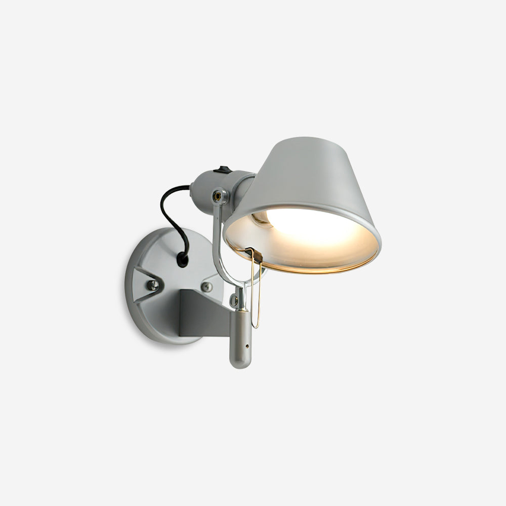 Wandlamp met metalen behuizing en conische kap; verstelbaar modern minimalistisch ontwerp