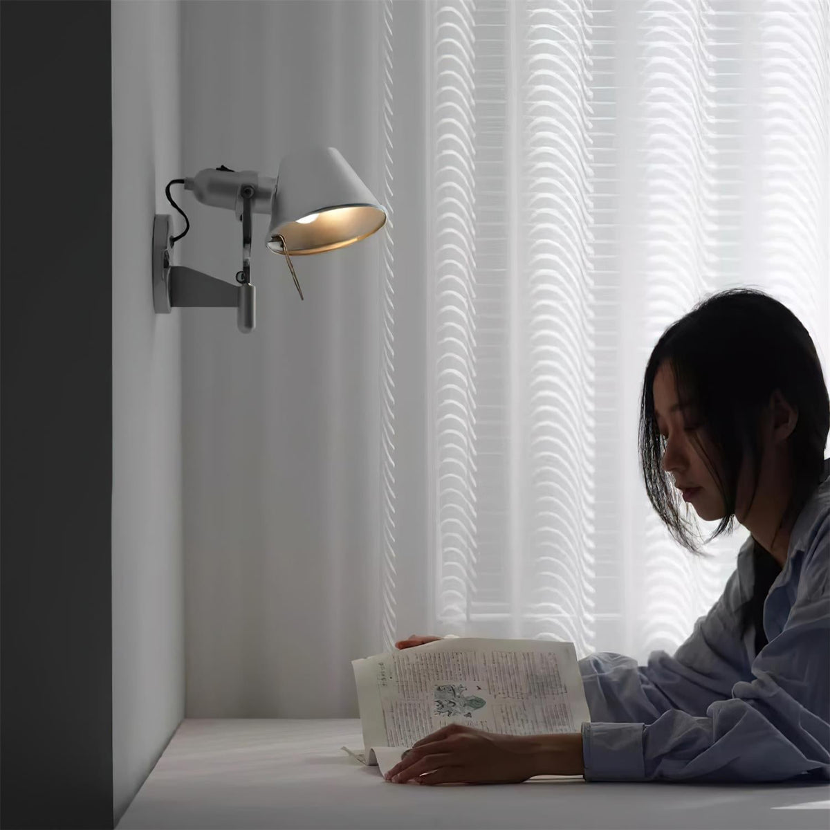 Wandlamp met metalen behuizing en conische kap; verstelbaar modern minimalistisch ontwerp