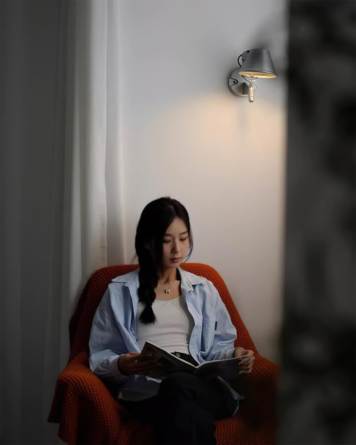 Wandlamp met metalen behuizing en conische kap; verstelbaar modern minimalistisch ontwerp