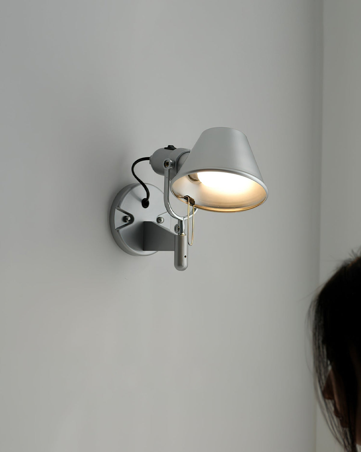 Wandlamp met metalen behuizing en conische kap; verstelbaar modern minimalistisch ontwerp