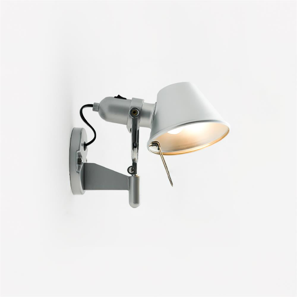 Wandlamp met metalen behuizing en conische kap; verstelbaar modern minimalistisch ontwerp