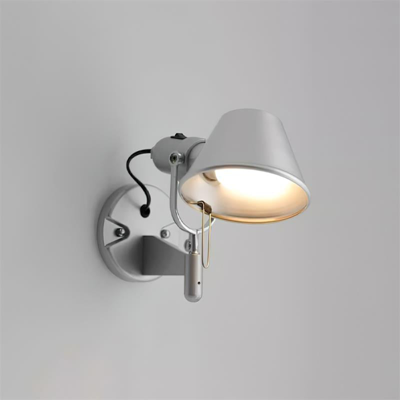 Wandlamp met metalen behuizing en conische kap; verstelbaar modern minimalistisch ontwerp