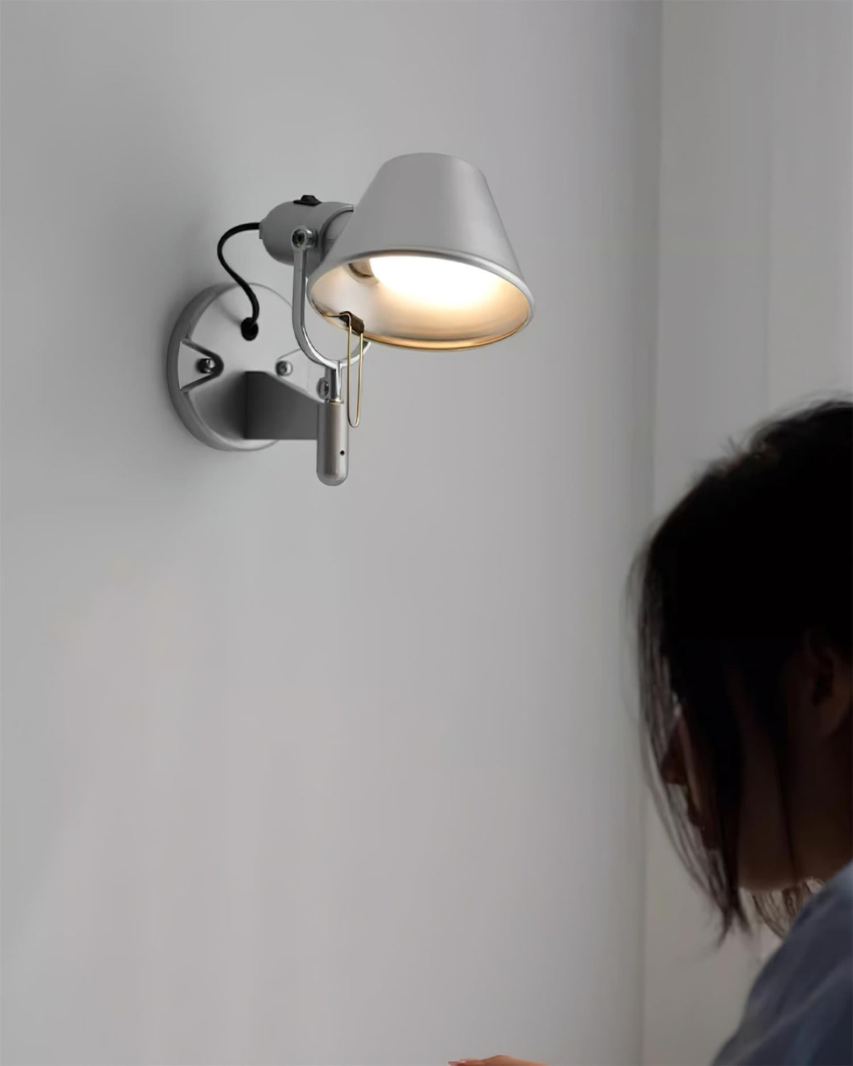 Wandlamp met metalen behuizing en conische kap; verstelbaar modern minimalistisch ontwerp