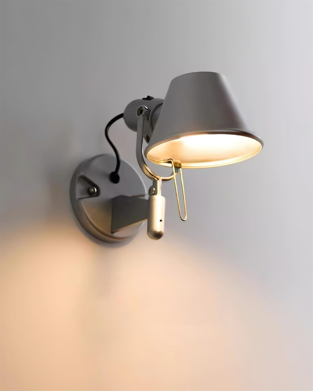 Wandlamp met metalen behuizing en conische kap; verstelbaar modern minimalistisch ontwerp