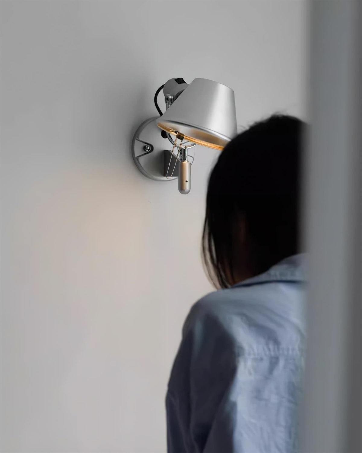 Wandlamp met metalen behuizing en conische kap; verstelbaar modern minimalistisch ontwerp