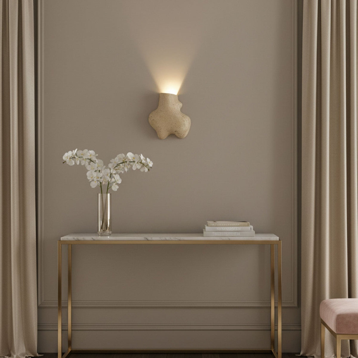 Whitlow wandlamp met abstracte travertinbehuizing