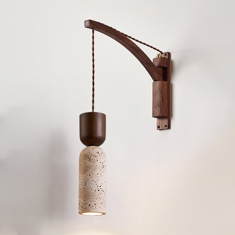 Lestemore wandlamp met walnootarmatuur en gele travertin kap