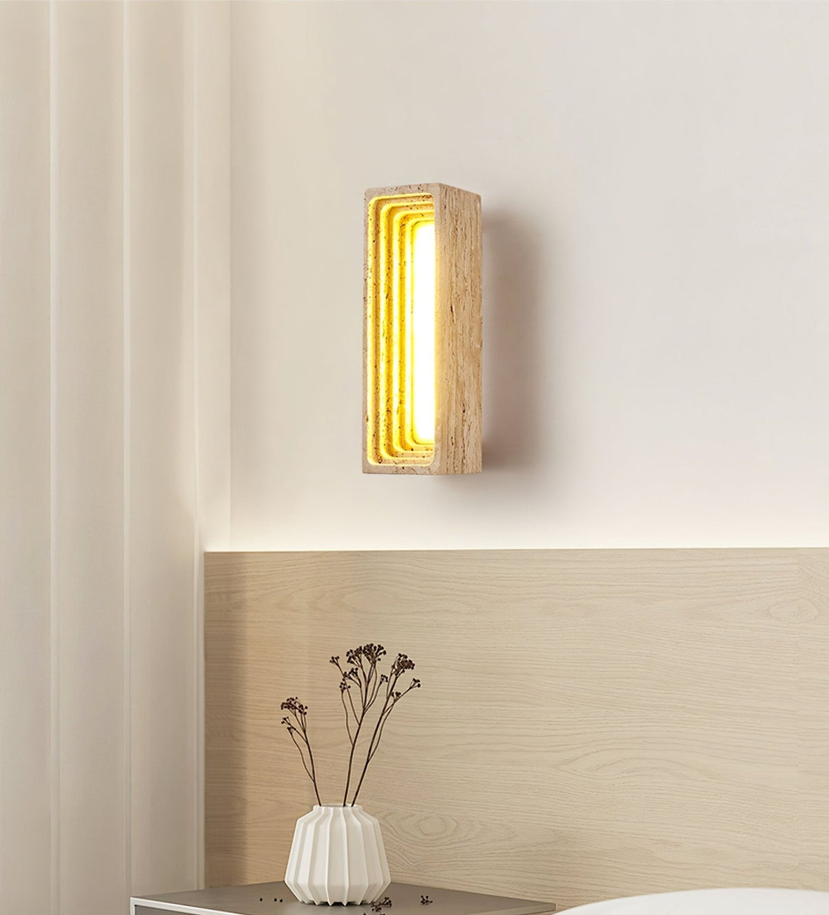 Atheila wandlamp in Geel travertin