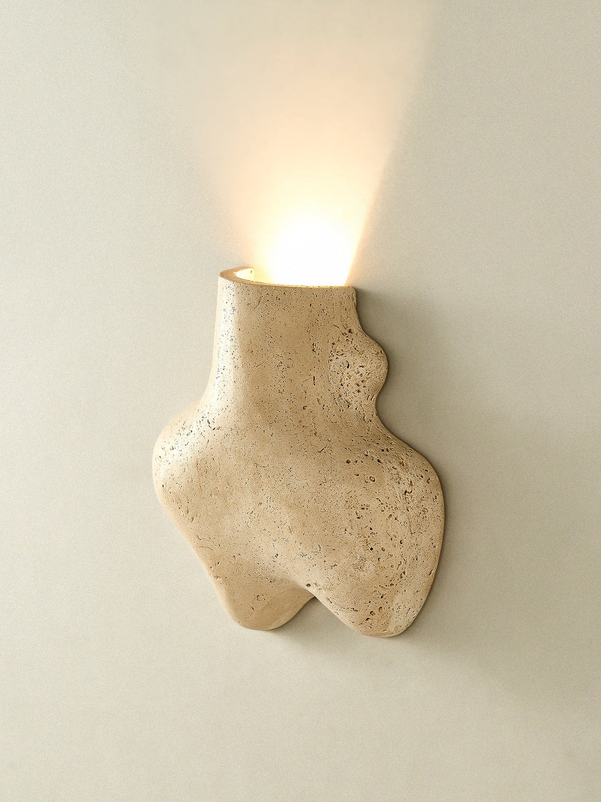 Whitlow wandlamp met abstracte travertinbehuizing