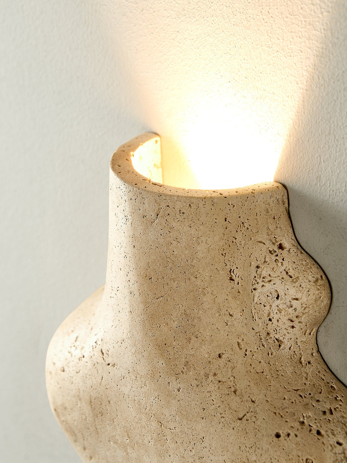 Whitlow wandlamp met abstracte travertinbehuizing