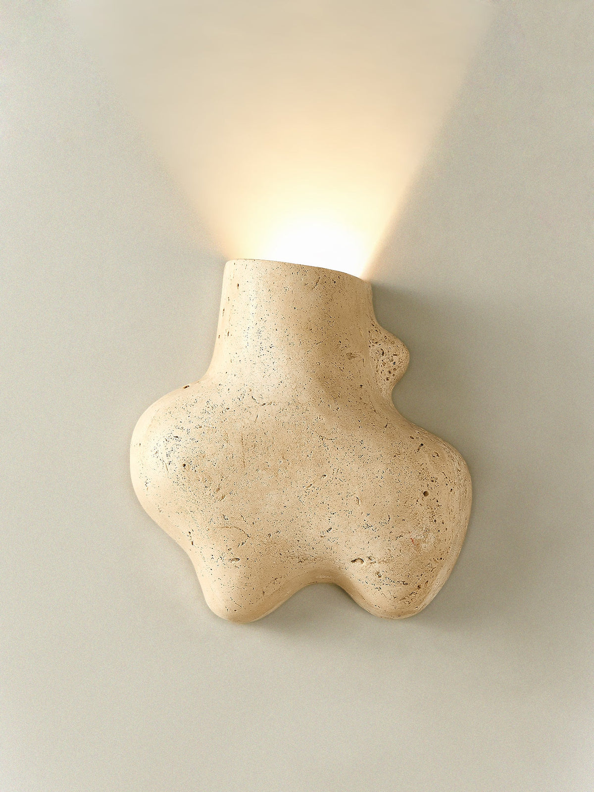 Whitlow wandlamp met abstracte travertinbehuizing