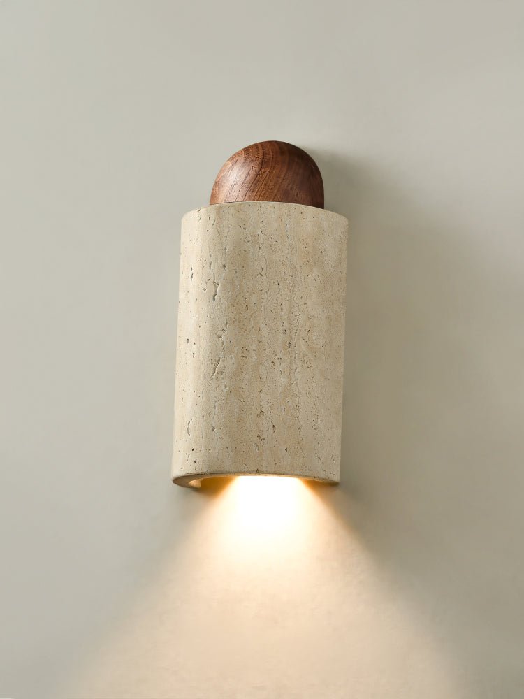Zyphe wandlamp met gele travertin capsule en walnoothout