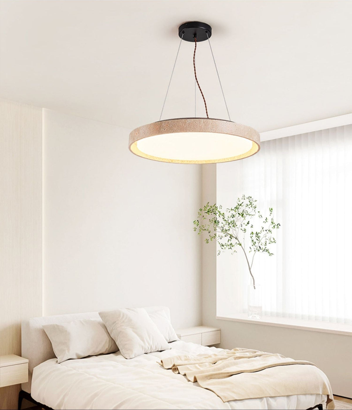 Seranena hanglamp met rond frame van geel travertin en donker walnoot