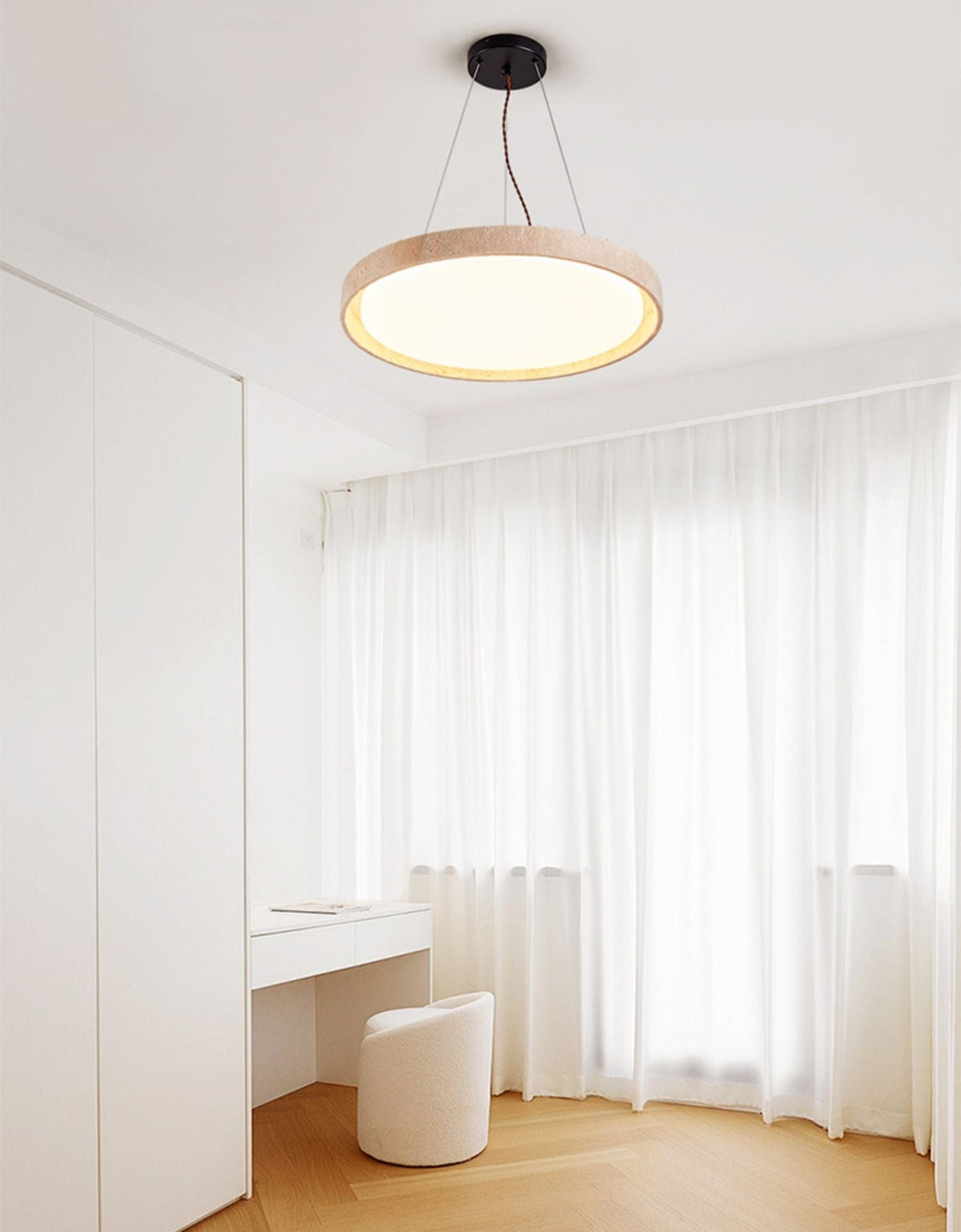 Seranena hanglamp met rond frame van geel travertin en donker walnoot