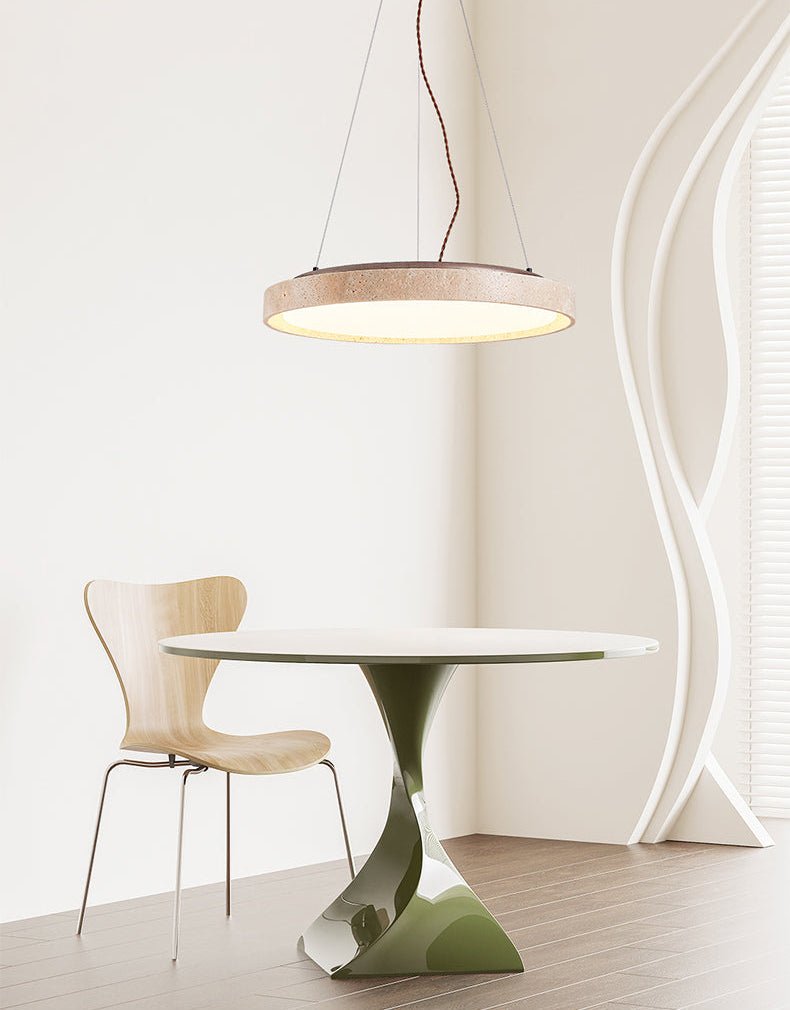 Seranena hanglamp met rond frame van geel travertin en donker walnoot