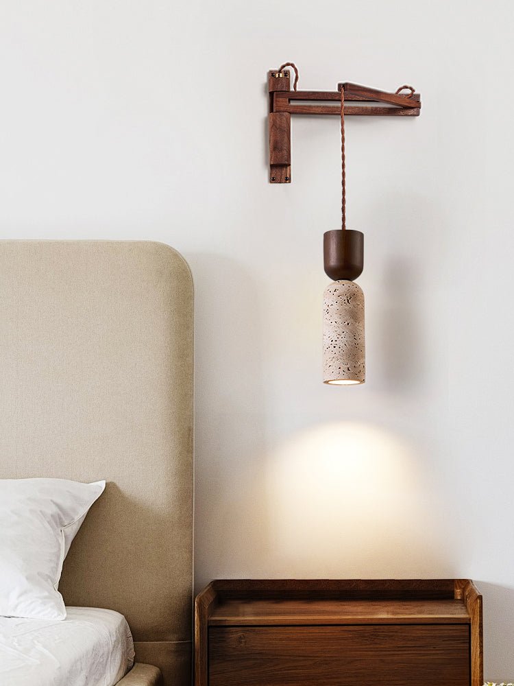Lestemore wandlamp met walnootarmatuur en gele travertin kap