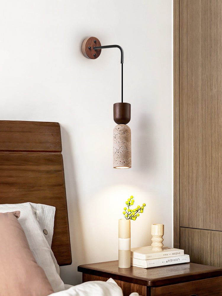 Lestemore wandlamp met walnootarmatuur en gele travertin kap
