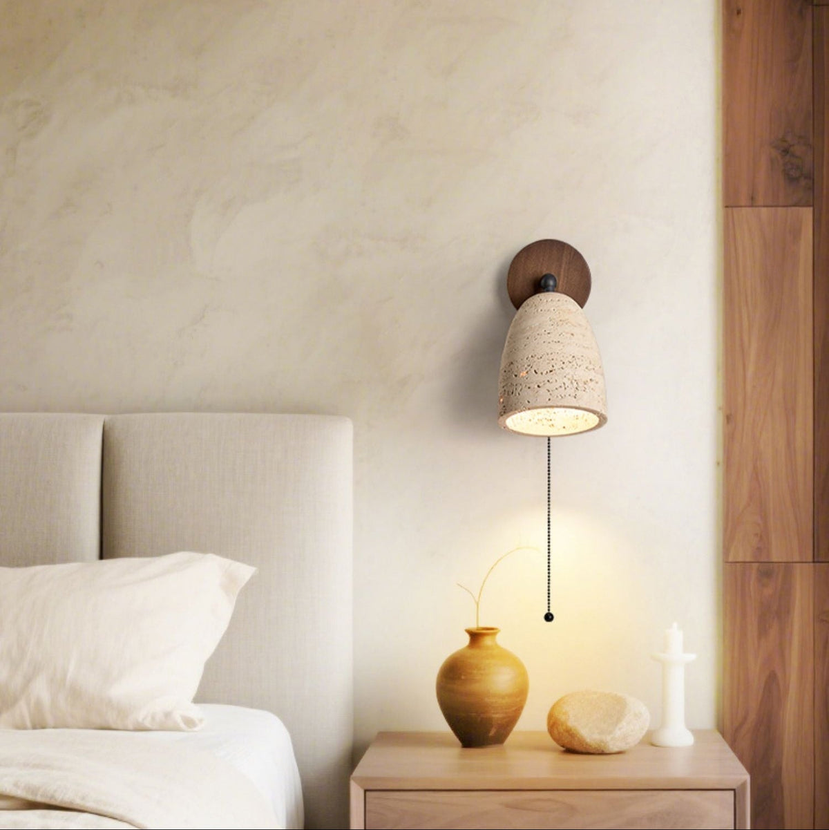 Valeholt wandlamp met trekkoord in geel travertin en walnootkleur
