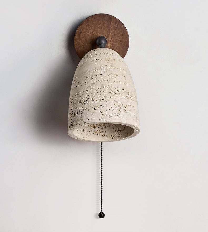 Valeholt wandlamp met trekkoord in geel travertin en walnootkleur