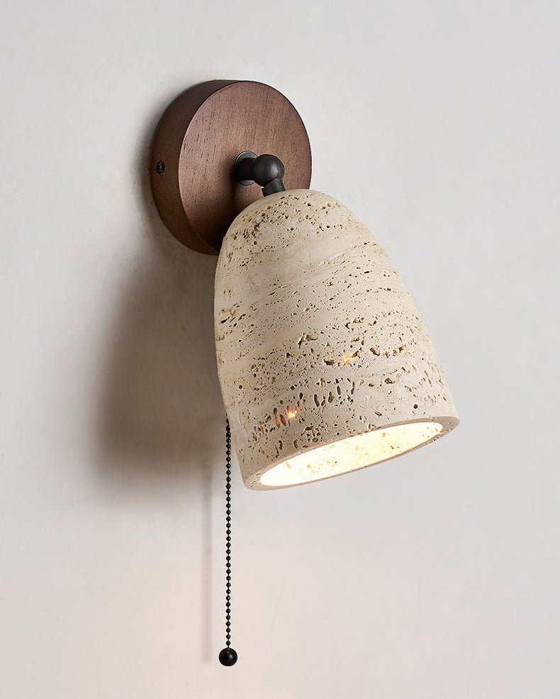Valeholt wandlamp met trekkoord in geel travertin en walnootkleur