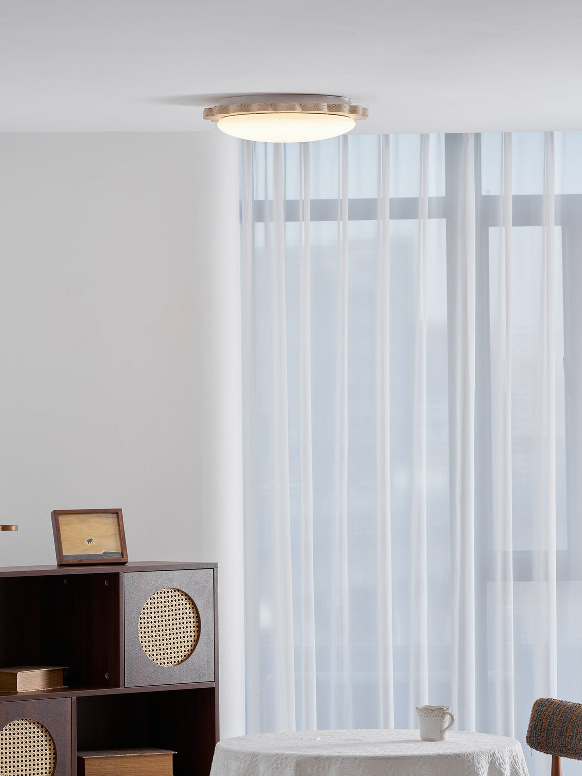 Crestwood plafondlamp in geel travertin met gebogen rand