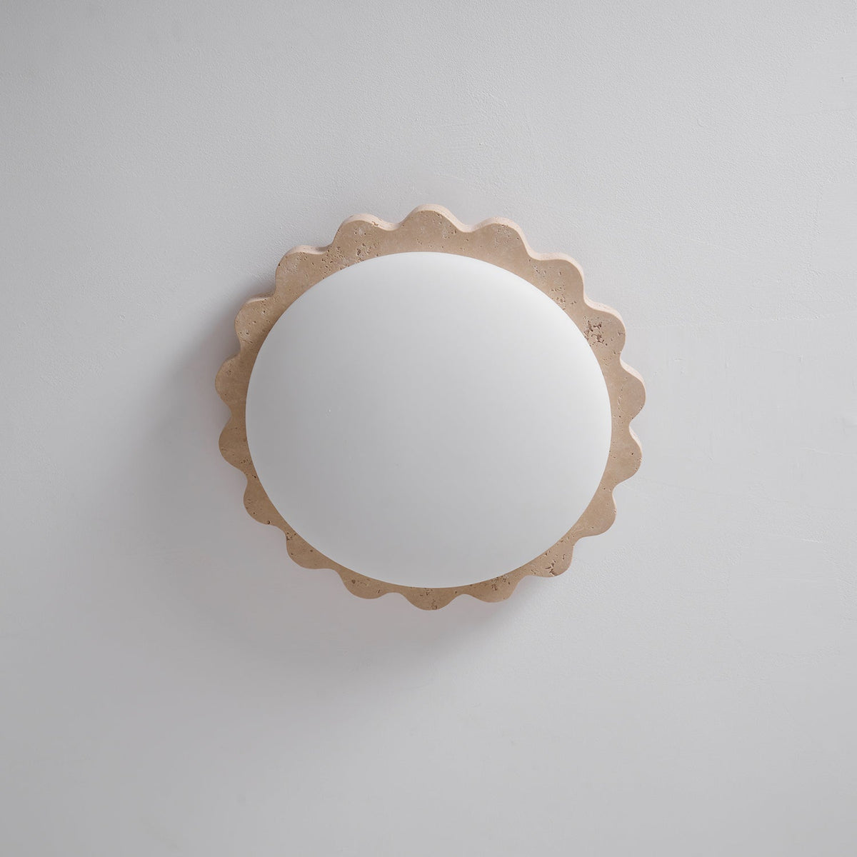 Crestwood plafondlamp in geel travertin met gebogen rand
