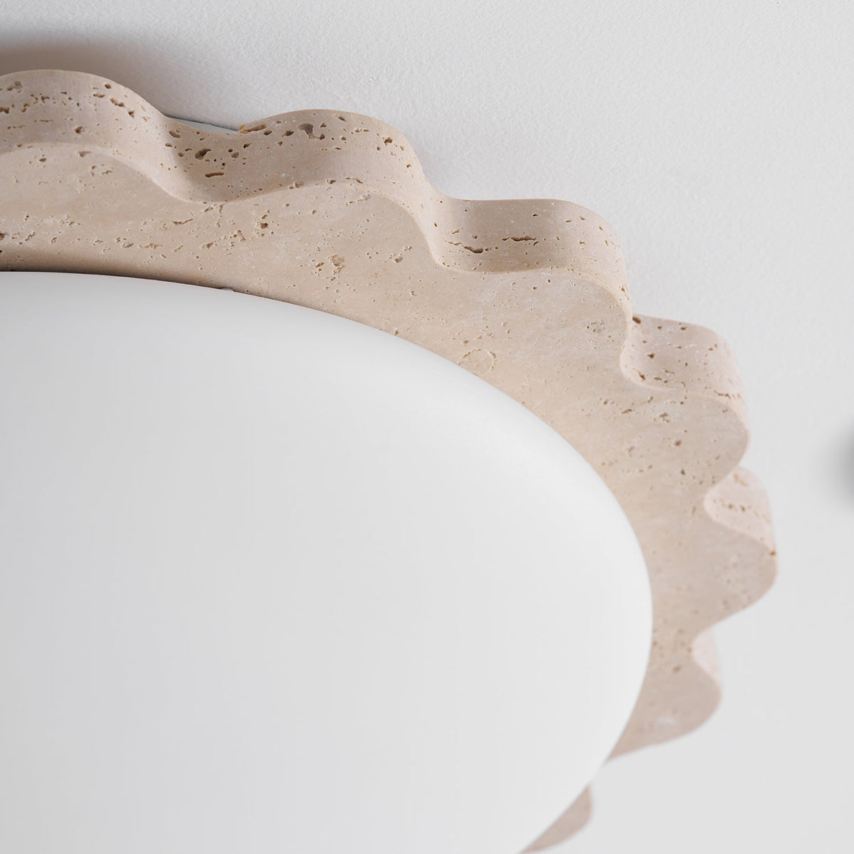 Crestwood plafondlamp in geel travertin met gebogen rand