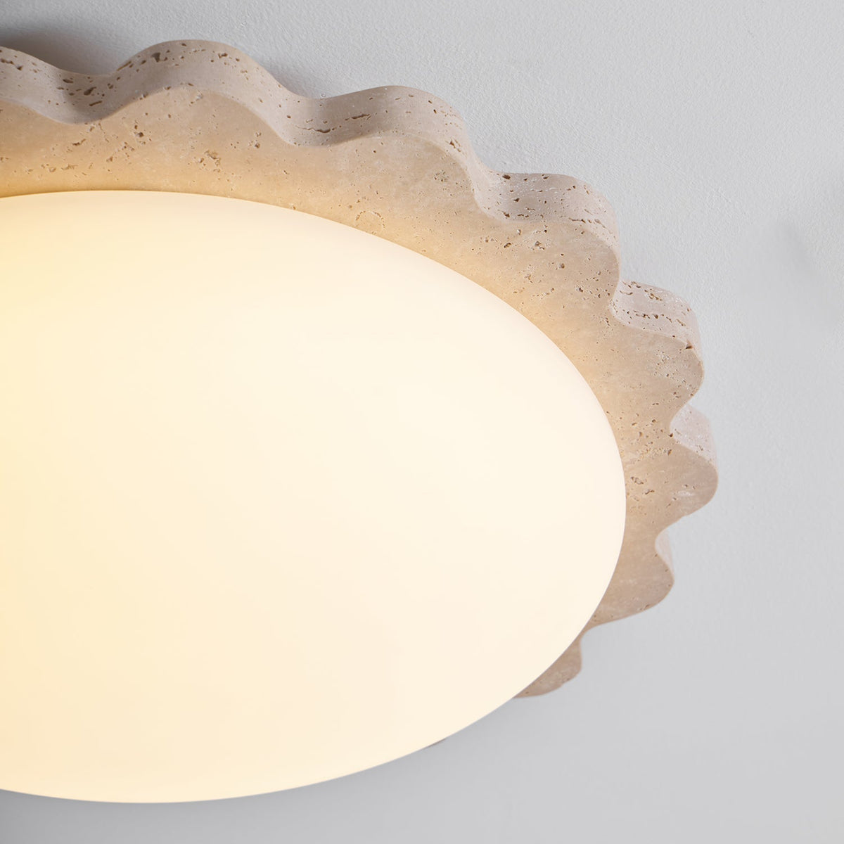 Crestwood plafondlamp in geel travertin met gebogen rand