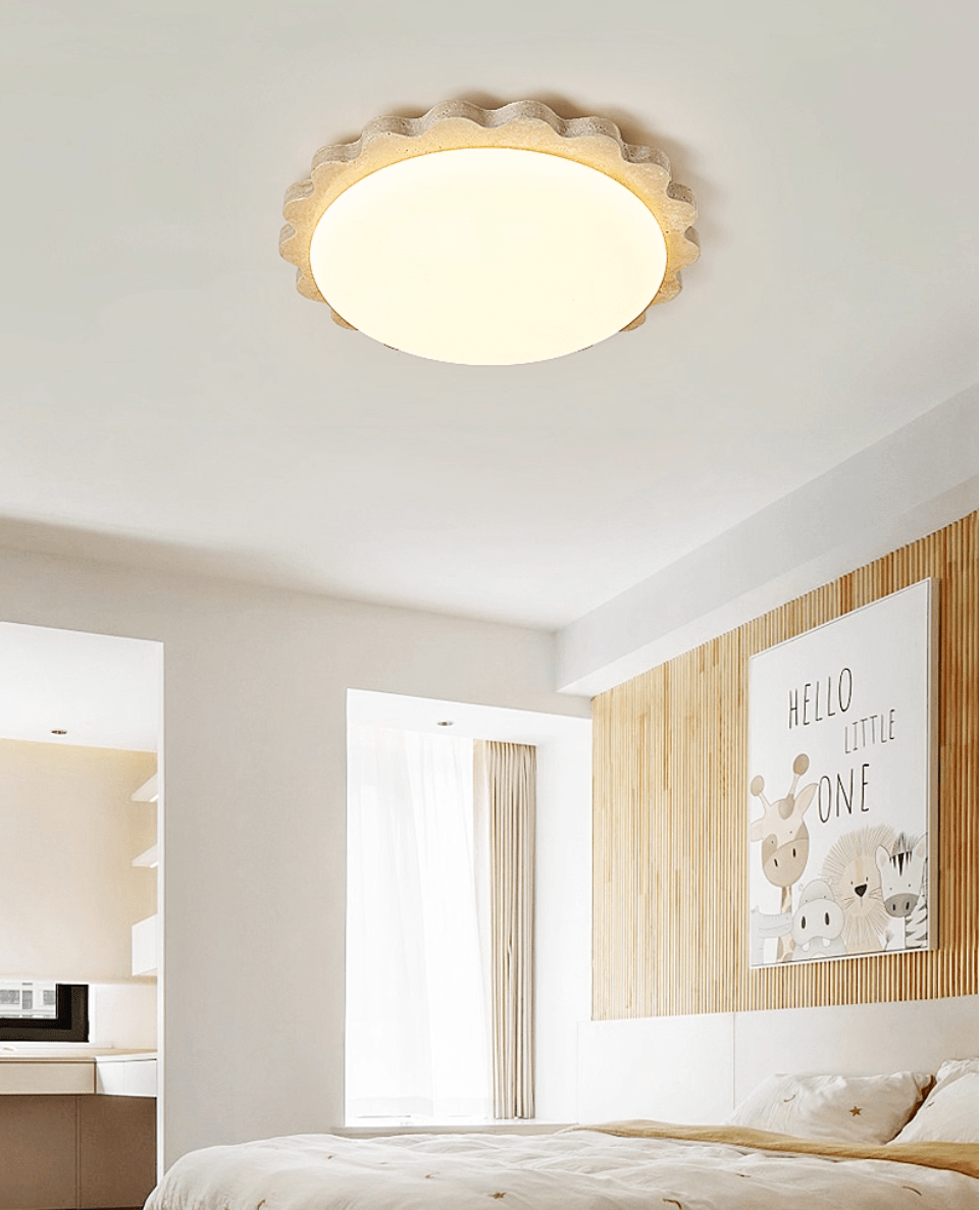 Crestwood plafondlamp in geel travertin met gebogen rand