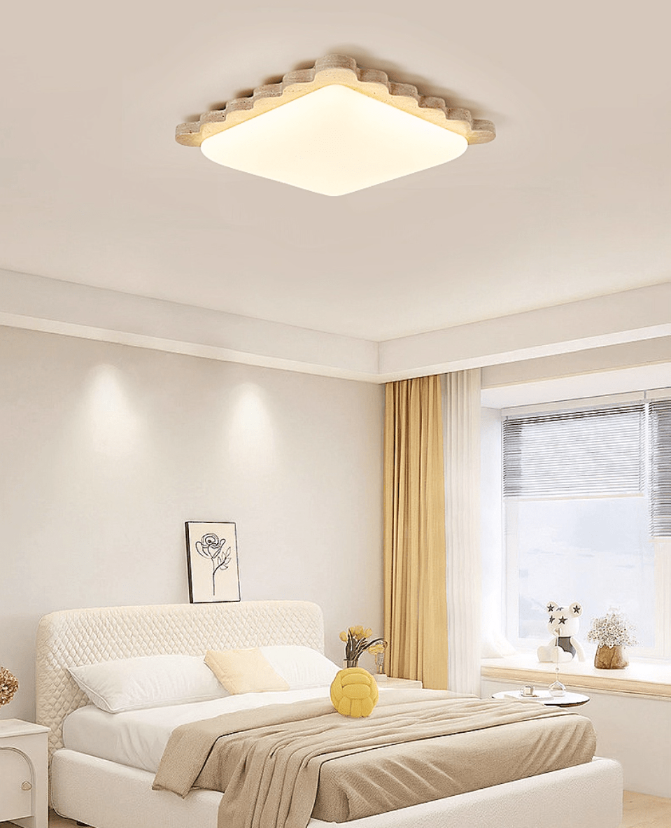 Crestwood plafondlamp in geel travertin met gebogen rand